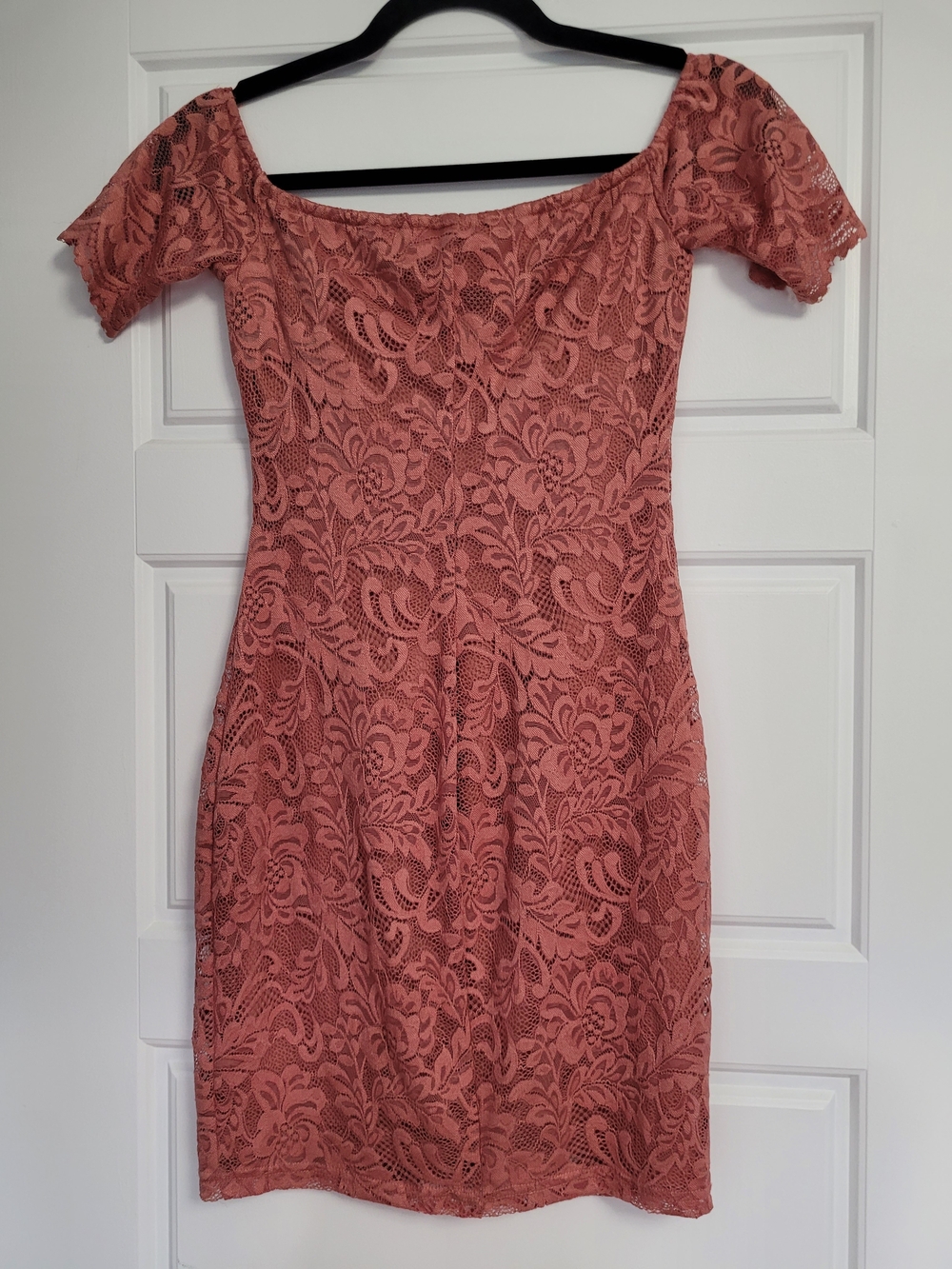 GUESS Off-The-Shoulder Lace Bodycon Mini Dress - Muted Coral Pink - Size XS